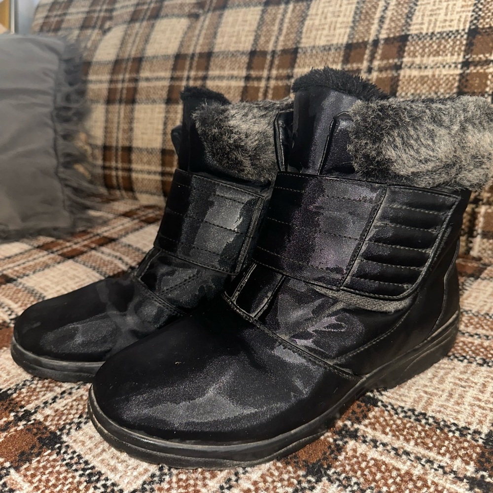 Stylish Black Boots with Faux Fur